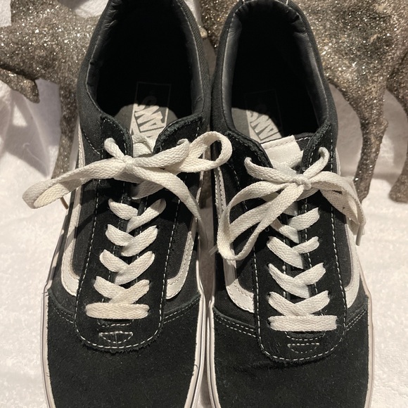 VANS OLD SCHOOL BLACK AND WHITE SIZE 10.5 - hardly used.. soles have no wear! - Picture 8 of 11